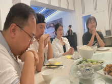 청년 모임 후, 즐거운 식사